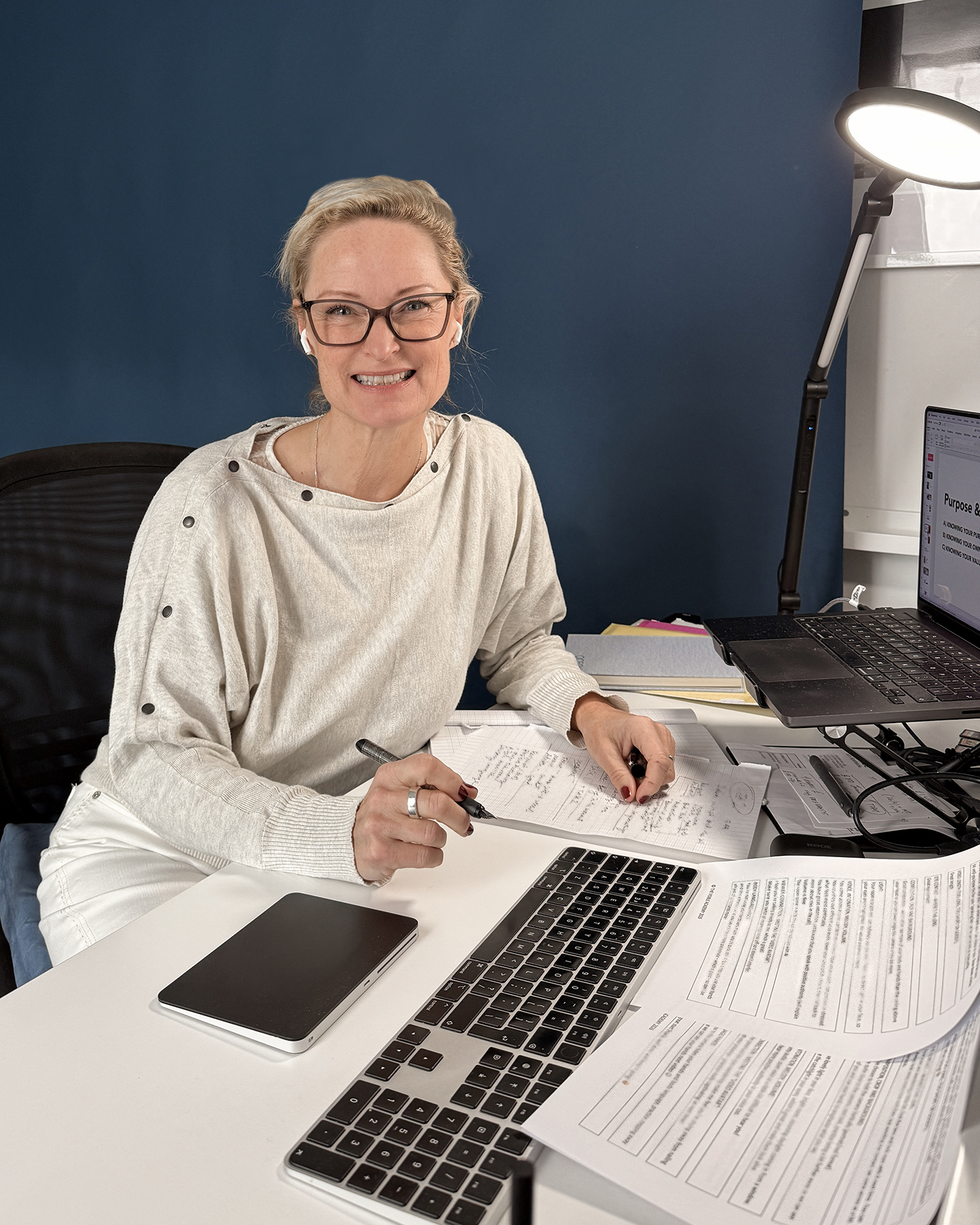 Mi Elfverson by the desk, photo